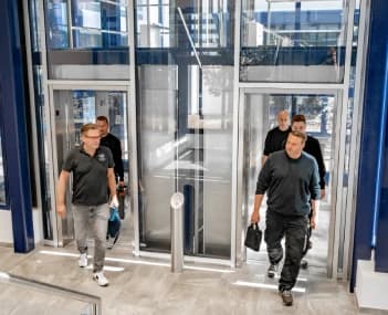 Team im Einsatz vor Aufzugsanlage
